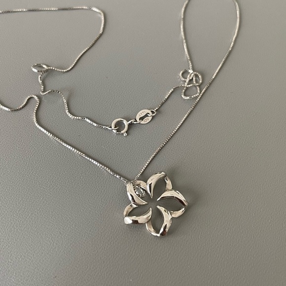 Na Hoku Jewelry - Na Hoku 14kt white gold Plumeria Necklace
